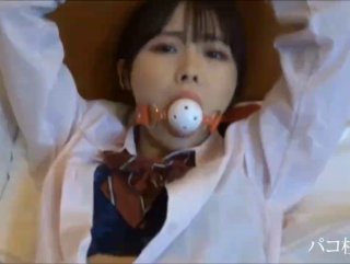 用毛巾蒙住她的脸慢慢玩弄她的乳头和下体